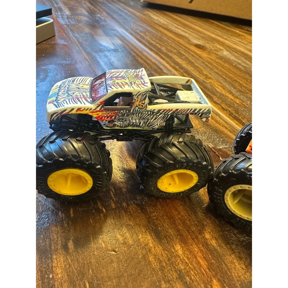 Monster Jam Wild Streak & HW Safari Jeep Monser Truck 1:64‎ Hot Wheels lot of 2